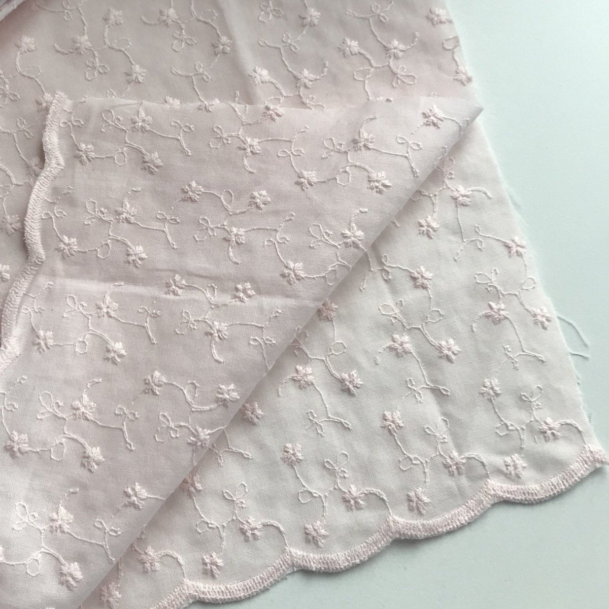 Bomullsbroderi blomster - Lyserosa